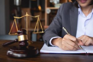 أهمية دور المحامي في تخفيف عقوبة القتل الخطأ في الإمارات 