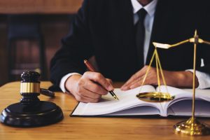هل تريد التعرف على أنواع القضايا التي يتولاها محامي جنائي في الإمارات؟ اكتشفها الآن من خلال هذا المقال 