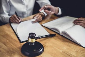 كيف يتم تحديد أتعاب أفضل محامي في الامارات- مكتب سار للمحاماة؟