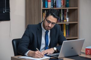 كيف يتم تحديد أتعاب محامي في دبي؟
