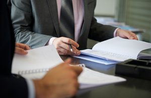 ما هي الأعمال التجارية التي تحتاج فيها إلى محامي قضايا تجارية في دبي أو محامي تجاري؟
