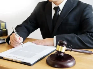 ما الذي يحدد راتب محامي الشركات في دبي والإمارات؟ اكتشف الجواب الآن